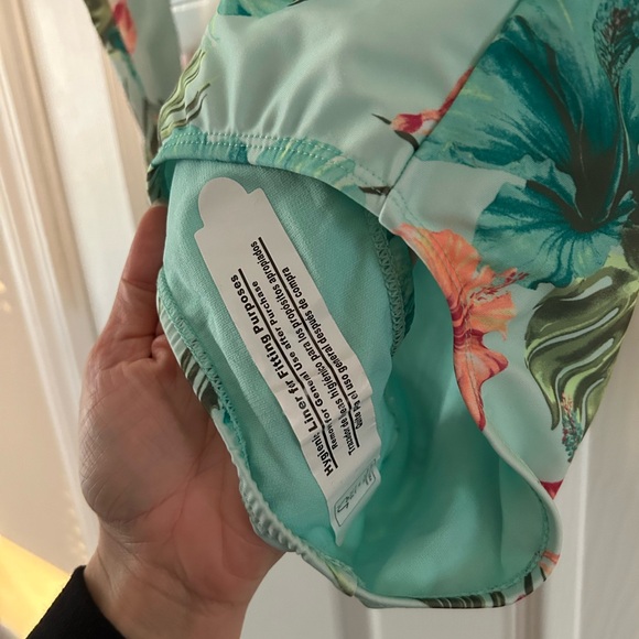 Justice Rashguard 🌺 - Picture 5 of 6